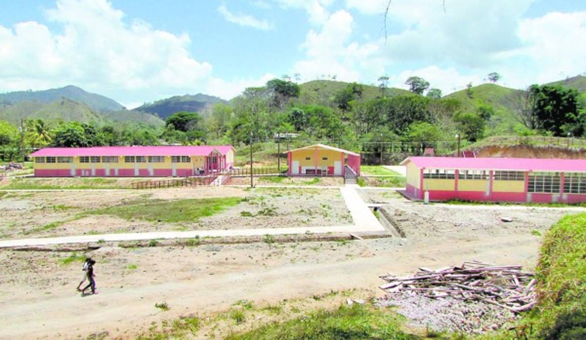 Construyen complejo escolar piloto en aldea de Trojes