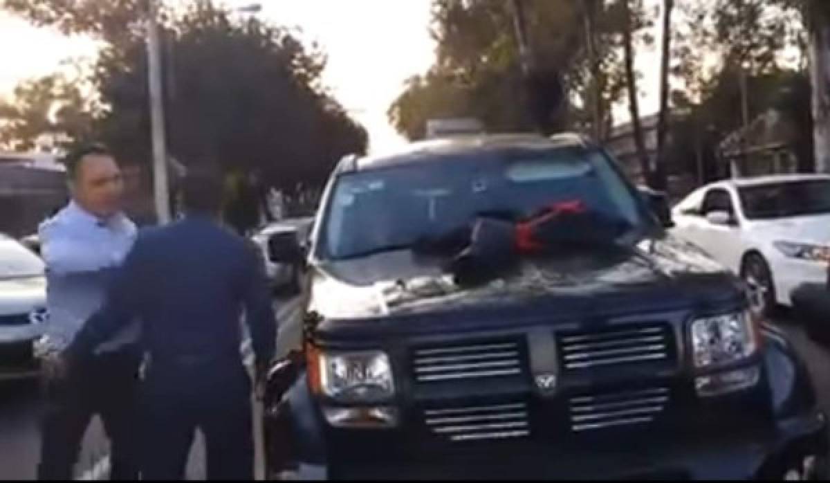 Hombre sorprende a su esposa con amante en su camioneta