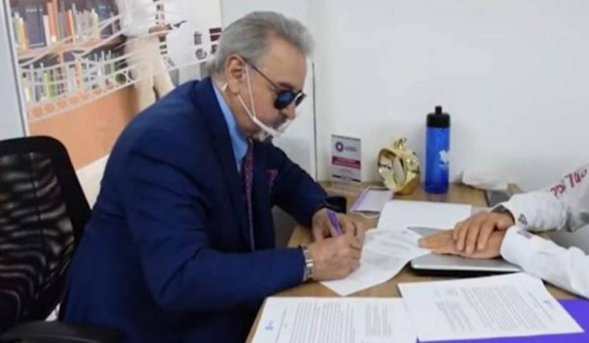 Carlos Villagrán se registro con un traje azul y un cubrebocas peculiar. Foto captura pantalla