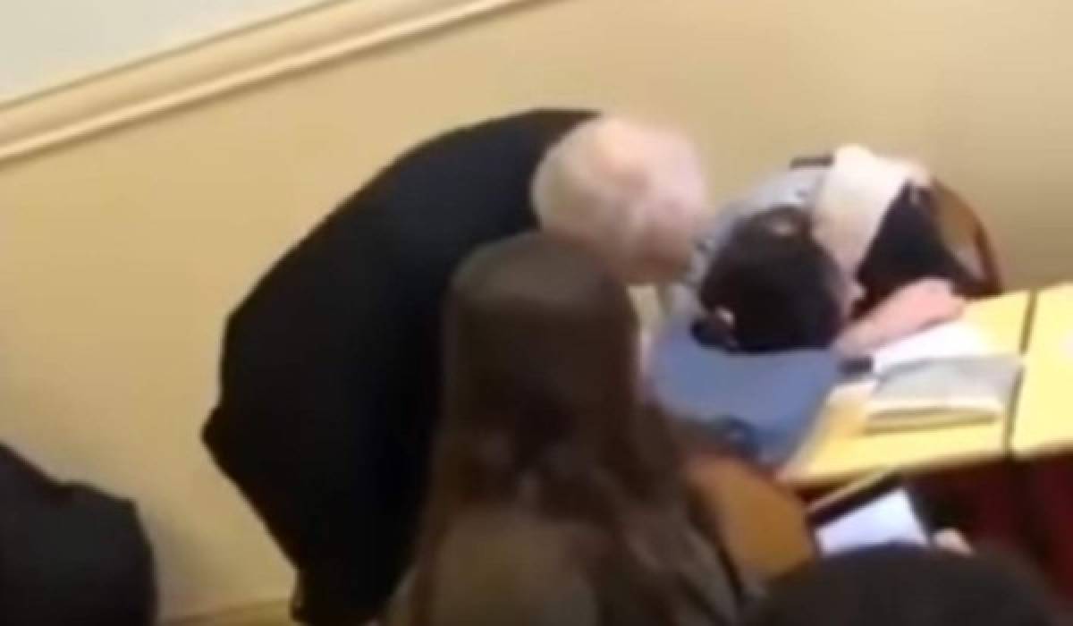 El maestro tomó a su estudiante del pelo y la despertó de su largo sueño.
