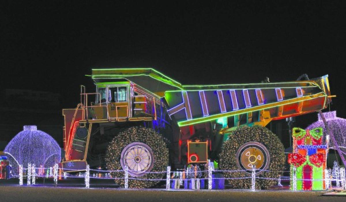 Carrozas y miles de luces en inicio de fiestas navideñas en la capital de Honduras