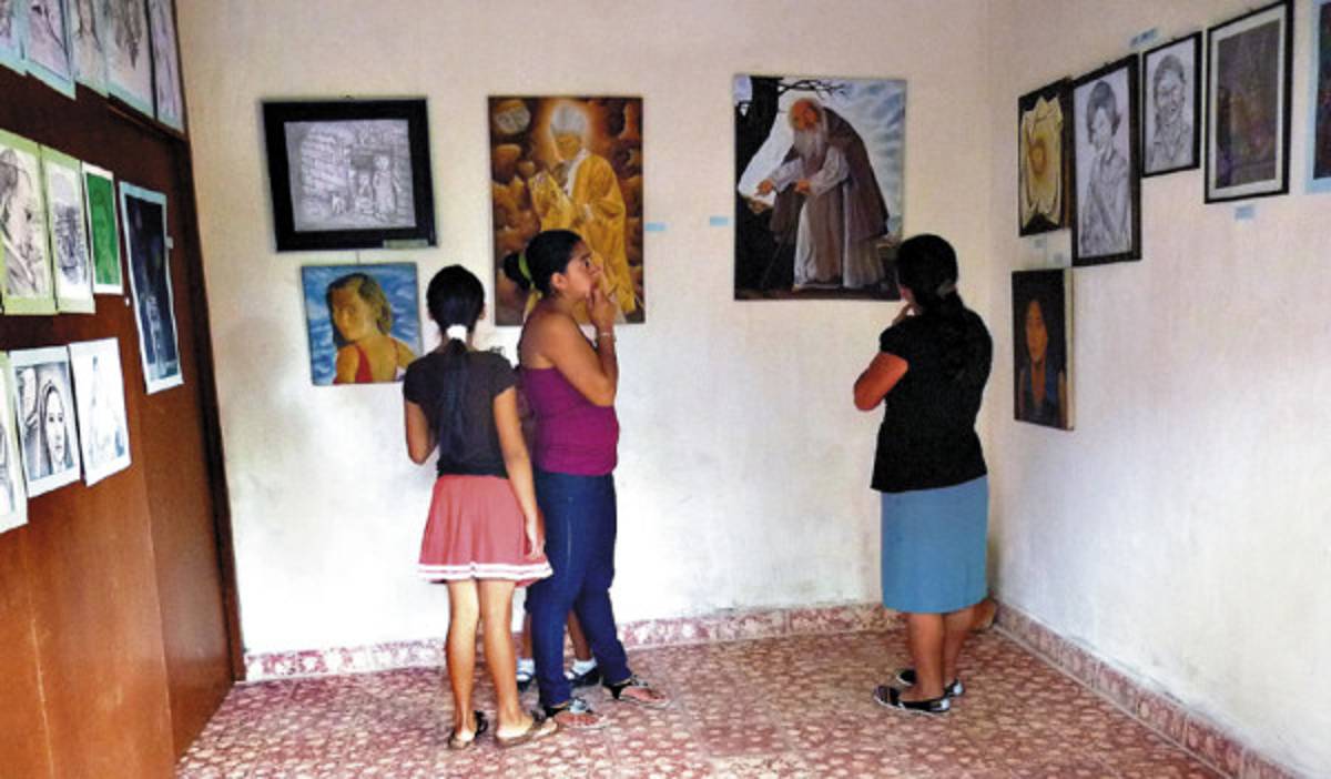 Joven retratista expone sus obras artísticas en aldea de La Paz