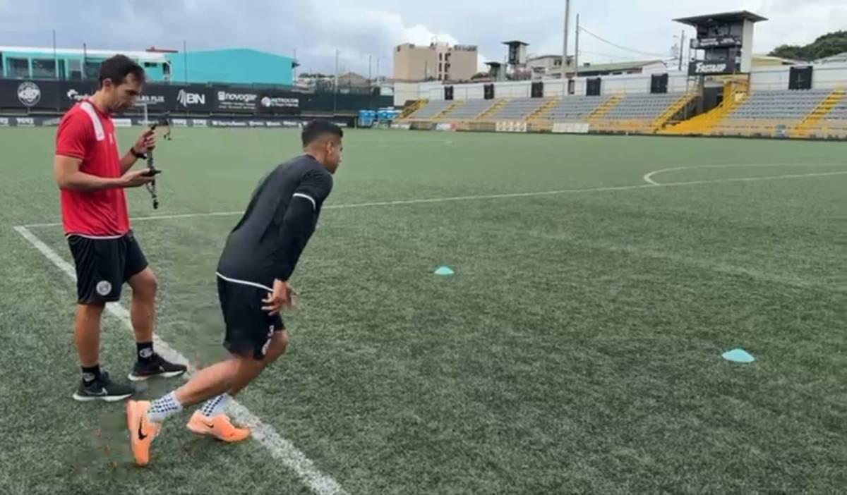 Fue actor y llegó con su bella novia: Así fue el primer día de Carlos Pineda en su nuevo equipo