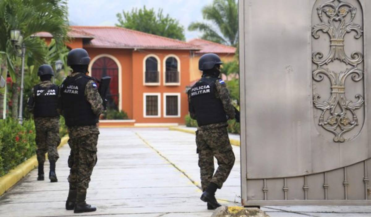 Hallan presunto detalle de pagos a policías