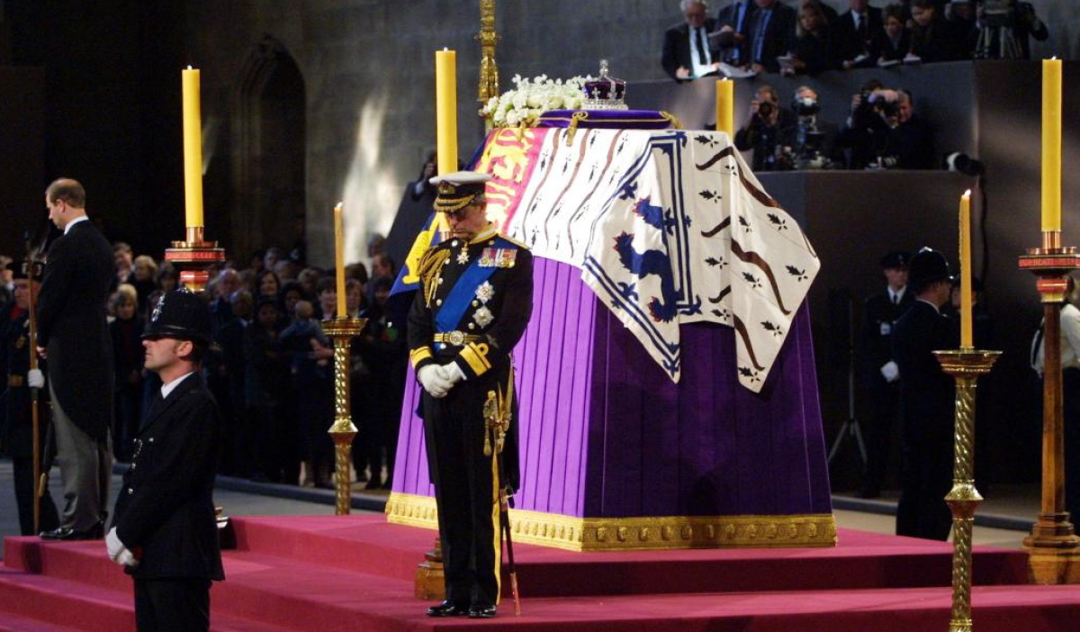 Los nietos de la reina Madre hicieron la Vigilia de los Príncipes en el Westminster Hall en 2002.