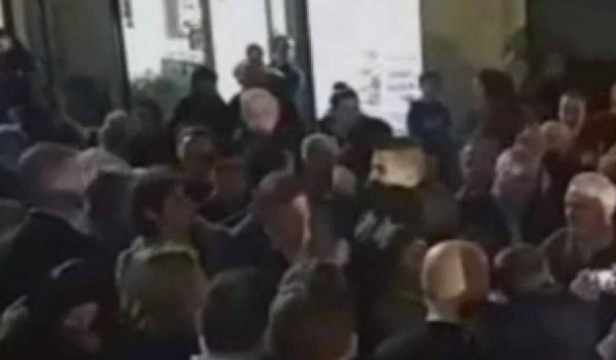 Adolescente da puñetazo a Mariano Rajoy durante acto de campaña&nbsp;&nbsp;