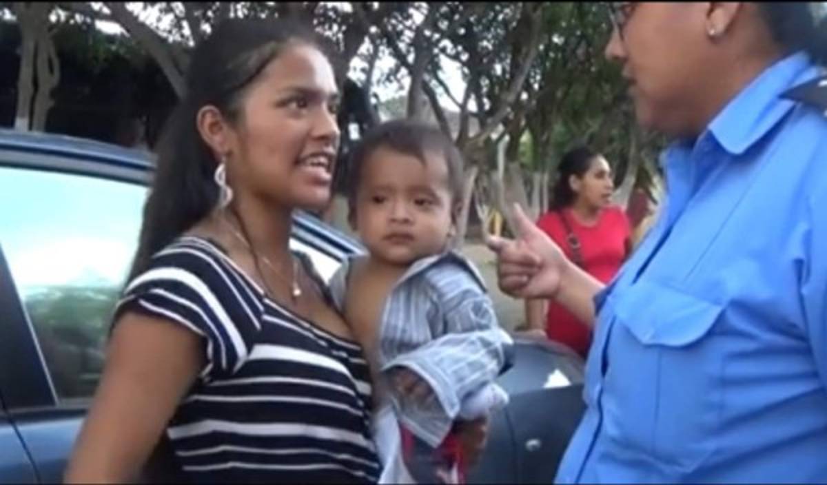 Adolescente llega a una iglesia para impedir que el padre de sus hijos se case con otra