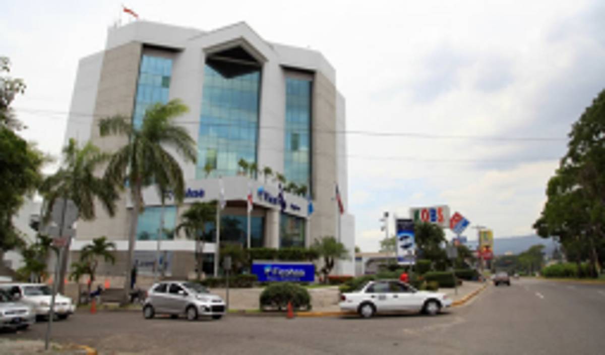 Hondutel despedirá 379 empleados en 2013