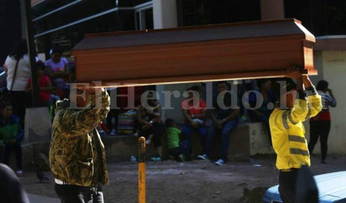 Honduras: Entregan a familias cuerpos de jóvenes víctimas de masacre en velorio