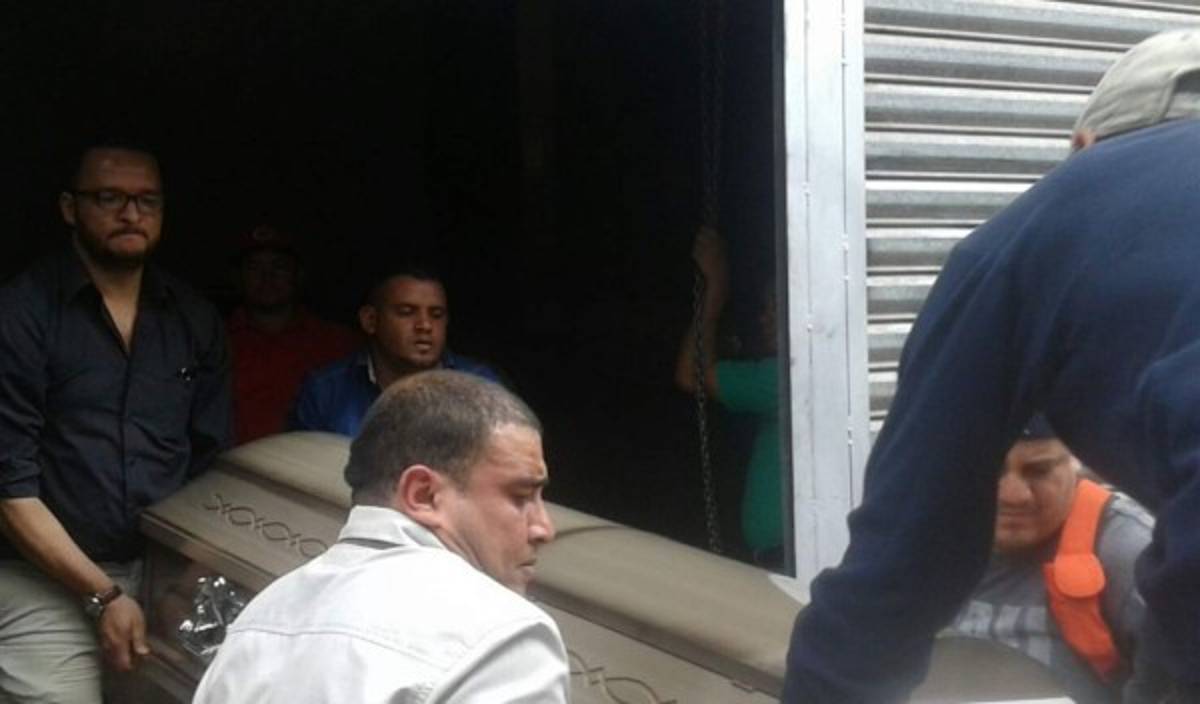 Retiran cadáveres de las víctimas de masacre en la 1 de Diciembre