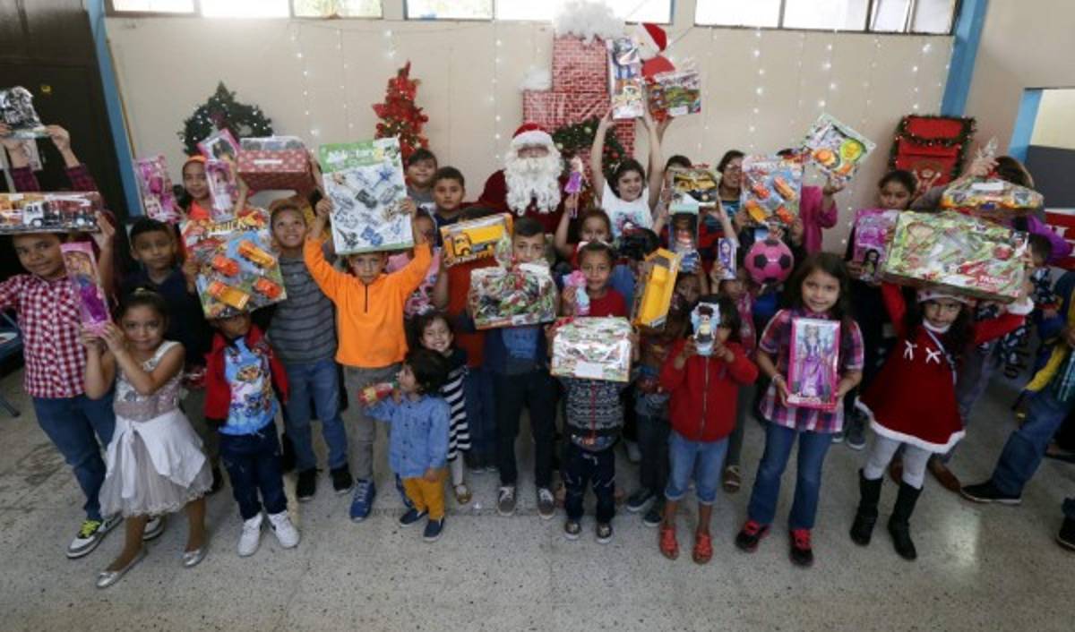 Santa cierra la Navidad con regalos paras sus nietecitos