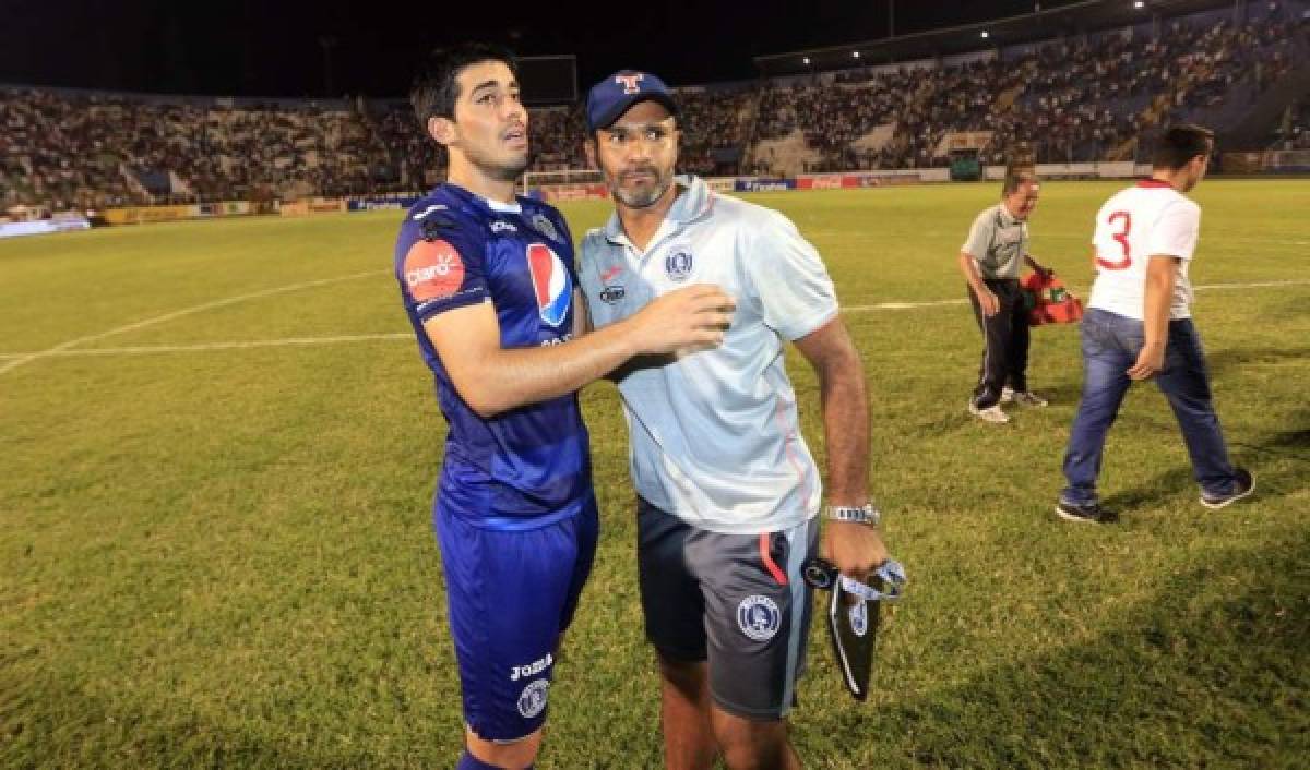 Martín Pucheta junto a Nínrod Medina el día que eliminaron a Olimpia.