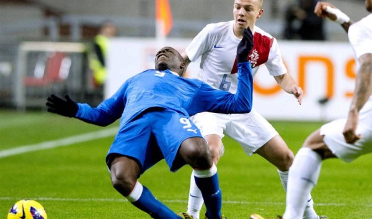 Mario Balotelli fue detenido por conducir un Ferrari a más de 200 kilómetros por hora