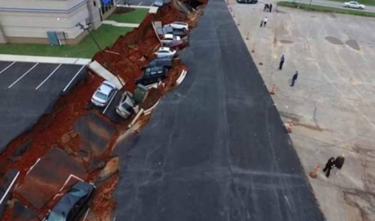 Video: Enorme agujero se 'traga' una docena de autos en Misisipi