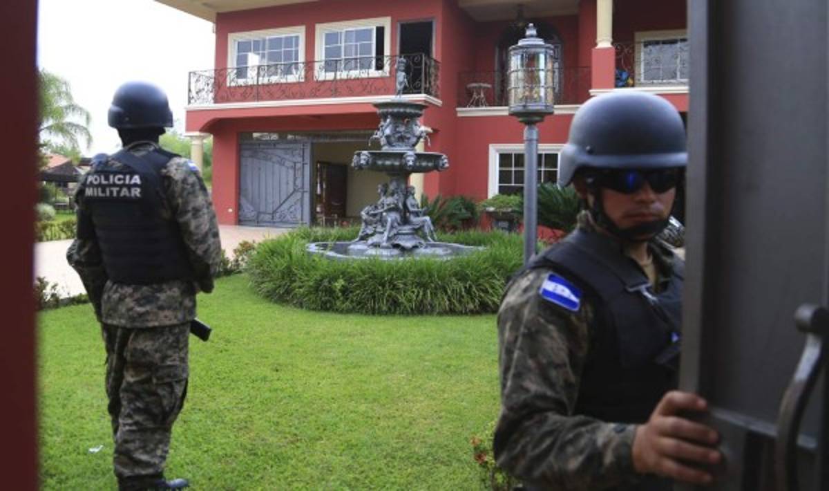 Hallan presunto detalle de pagos a policías