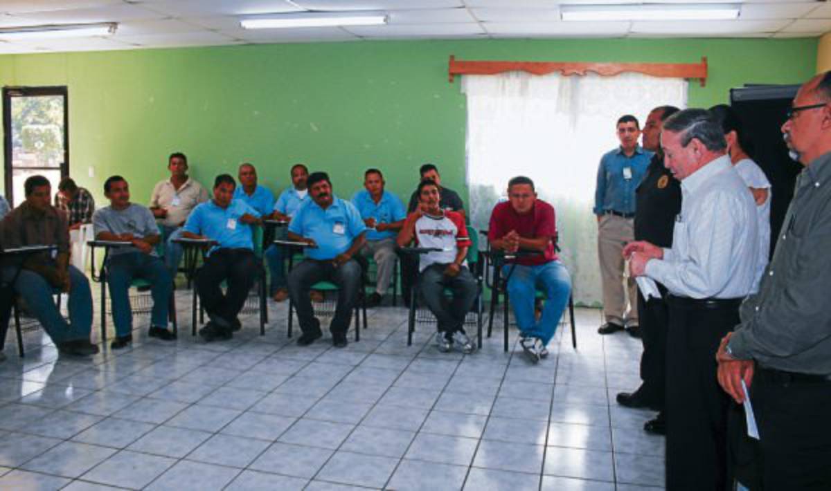 Capacitan a conductores de buses y taxis