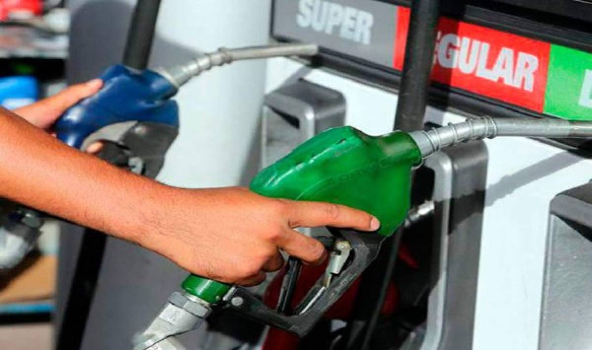 Gasolineras comienzan a abastecer a usuarios luego que transportistas y gobierno lograran acuerdo