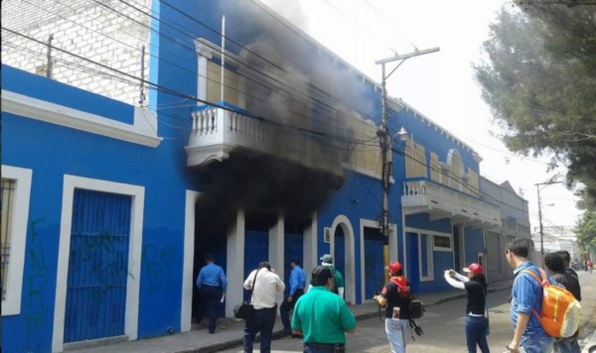 Prende fuego a sede del Partido Nacional en Comayagüela