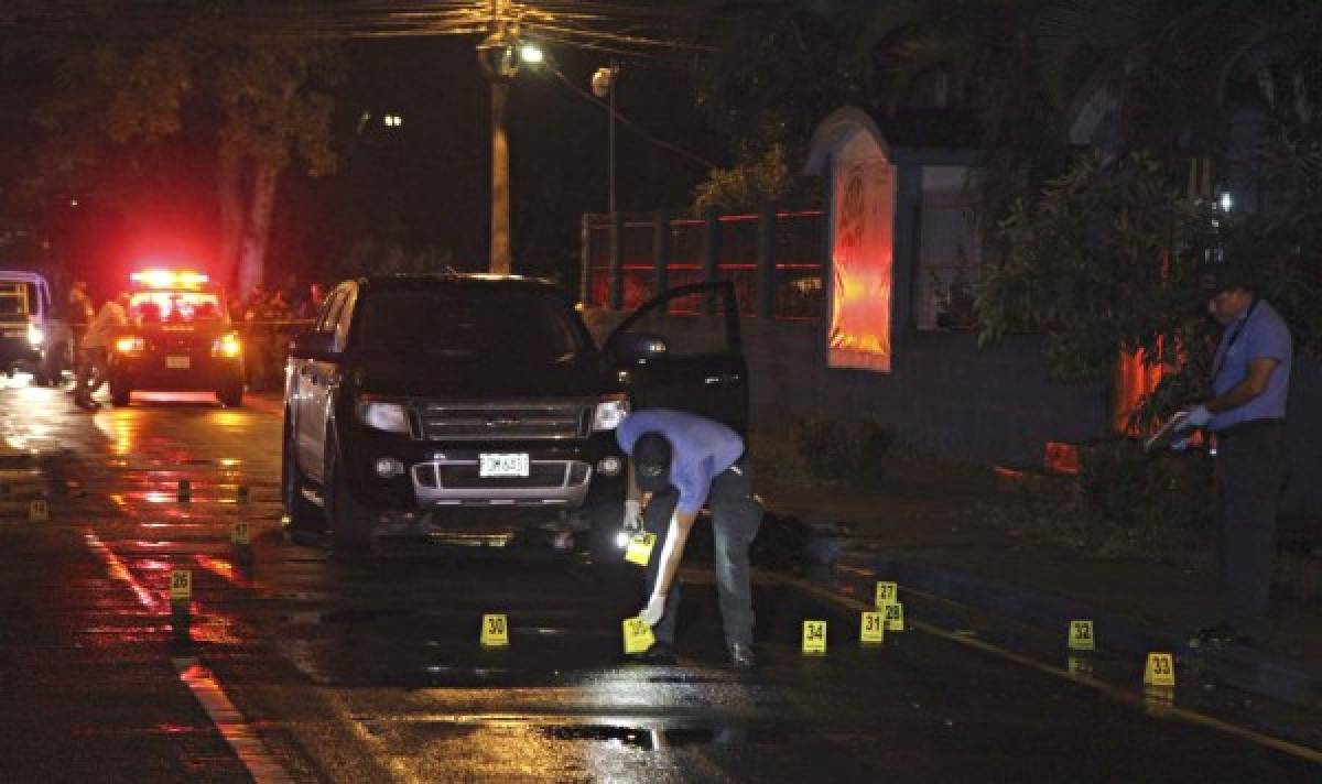 Agentes de la unidad de Inspecciones Oculares, de la Dirección Policial de Investigaciones (DPI), encontraron en la escena más de 40 casquillos de fusiles de guerra en la escena del doble crimen en San Pedro Sula, norte de Honduras.