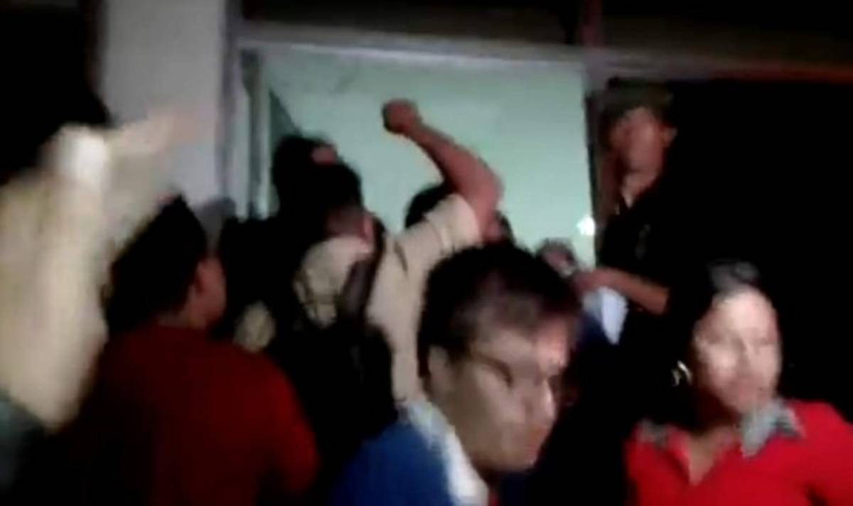 Video: Zafarrancho en la sede de Libre por denuncias de fraude