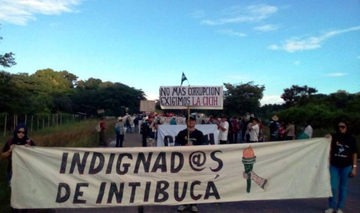 Policía desaloja a manifestantes frente a la UNAH