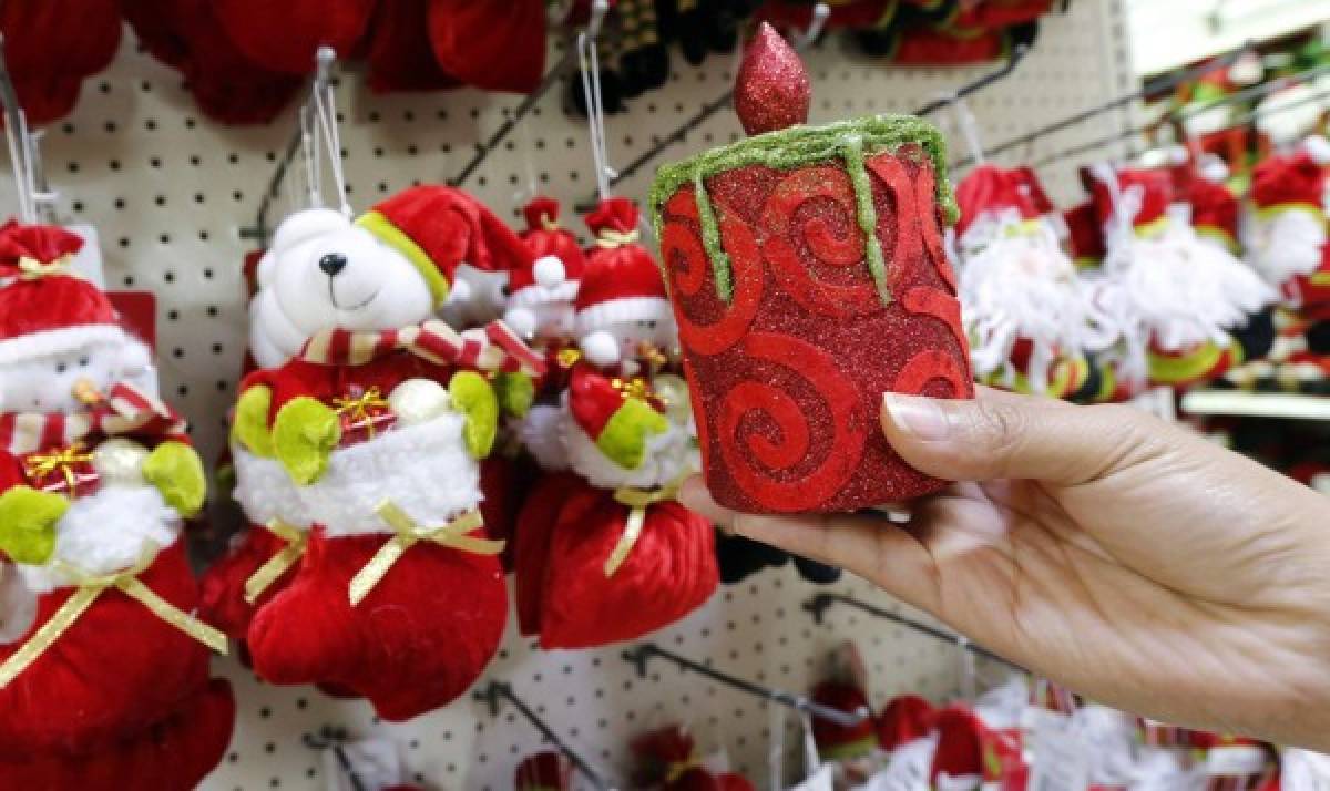 Frenesí navideño invade los comercios de la capital