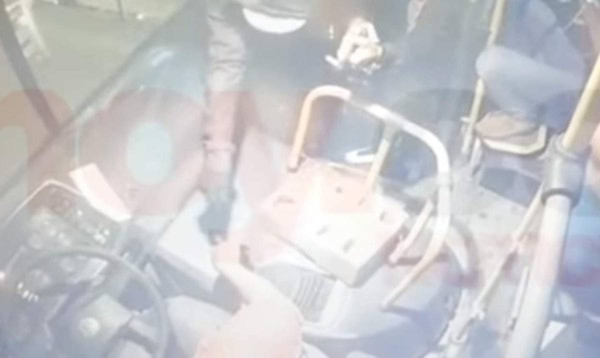 IMPACTANTE VIDEO muestra un salto y el asesinato de un conductor de buses
