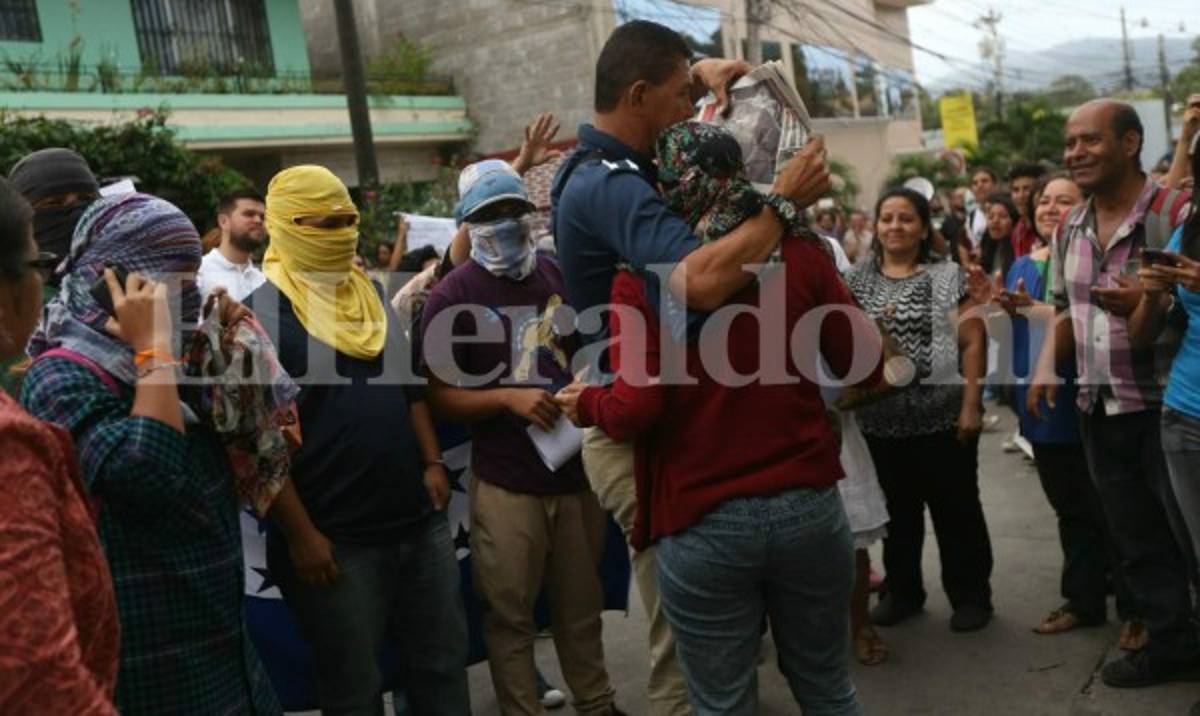 Estudiantes de la UNAH recuperan libertad, pero les prohíben participar en protestas