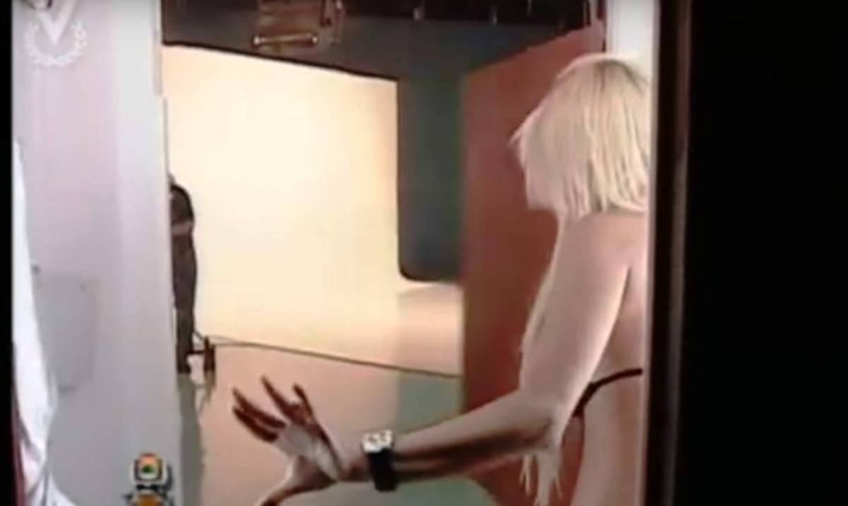 Sexy modelo recibe el susto de su vida dentro de vestidor