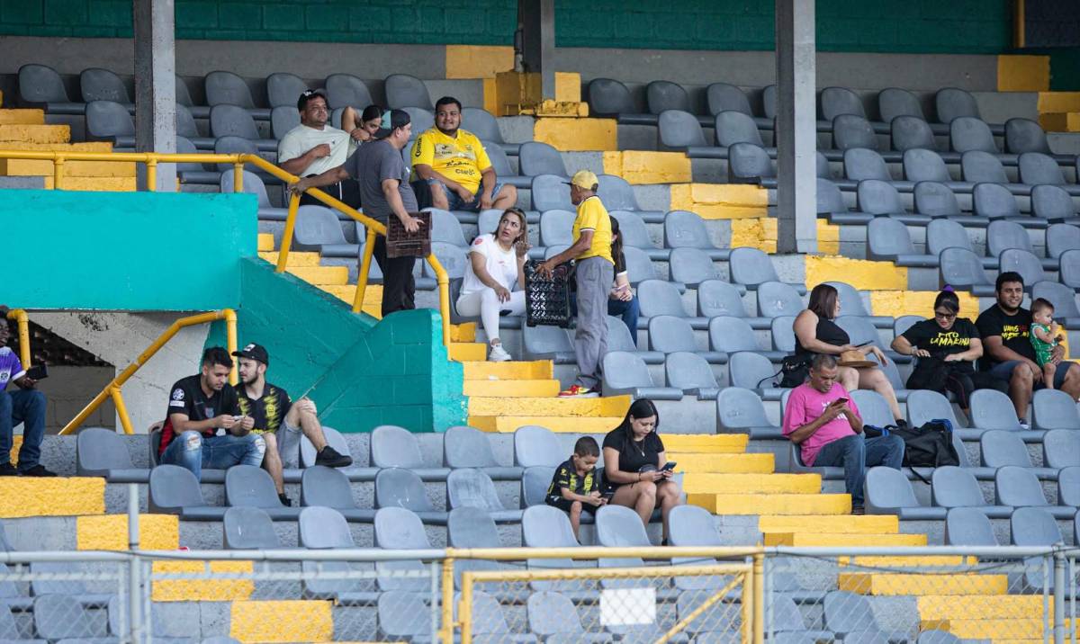 Lindas chicas y siguieron el ejemplo de los tiktokers: Así se vive la previa del Real España-Juticalpa