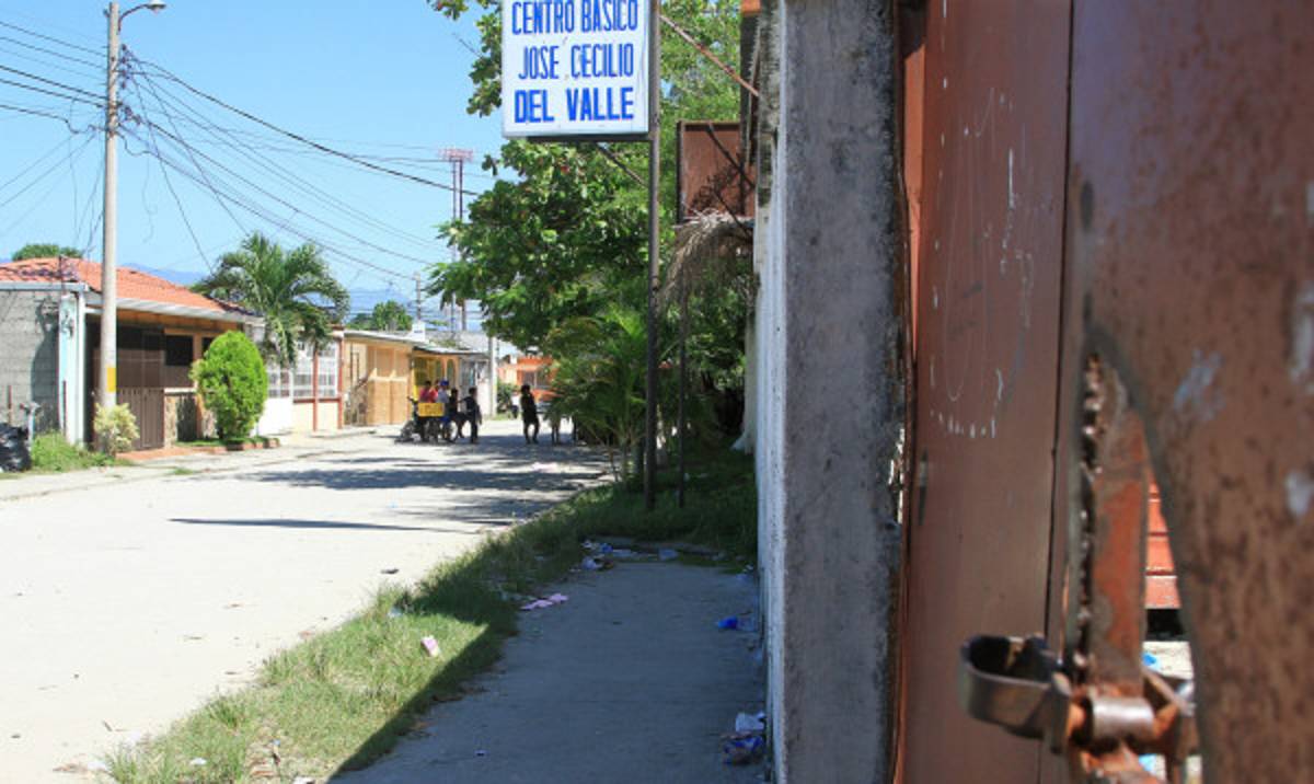 Cierran escuela en San Pedro Sula por lío de directora y tesorera