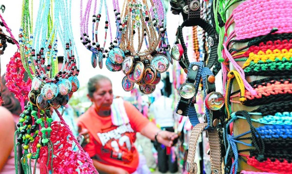 Aldea suyapa se reviste de fe, alegría y color