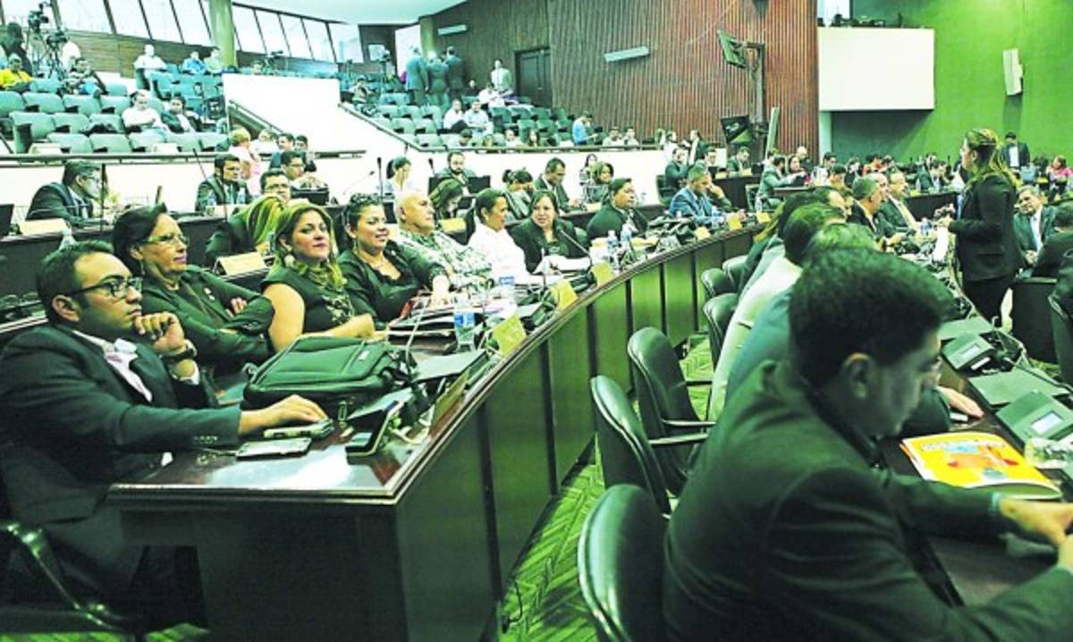 Nasralla identifica a diputados desleales