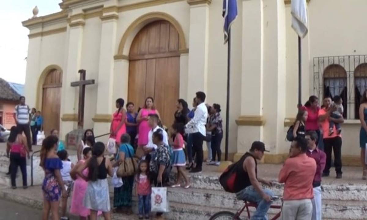 Adolescente llega a una iglesia para impedir que el padre de sus hijos se case con otra