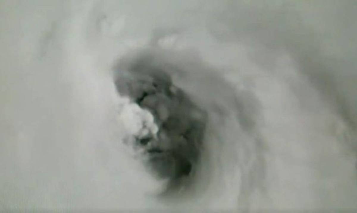 Esta fue la extraña forma captada en el ojo del huracán Irma. Foto captura Twitter @conz2