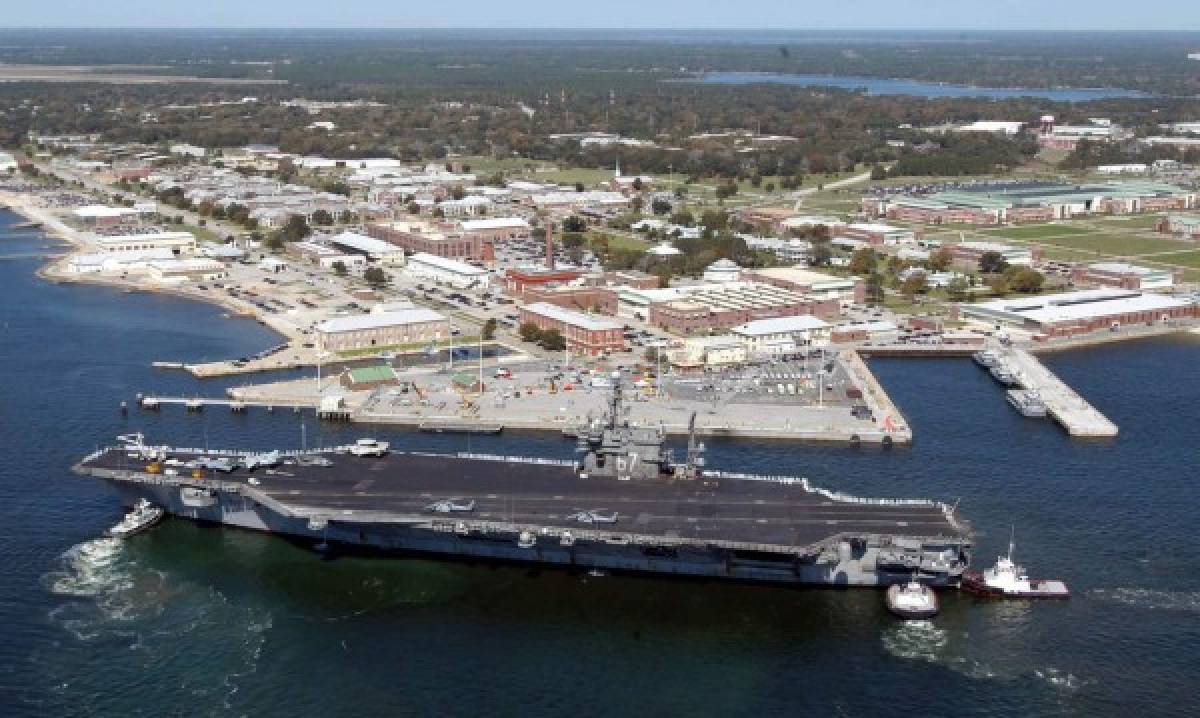 Atacante y otras tres personas murieron en tiroteo en base naval de EEUU