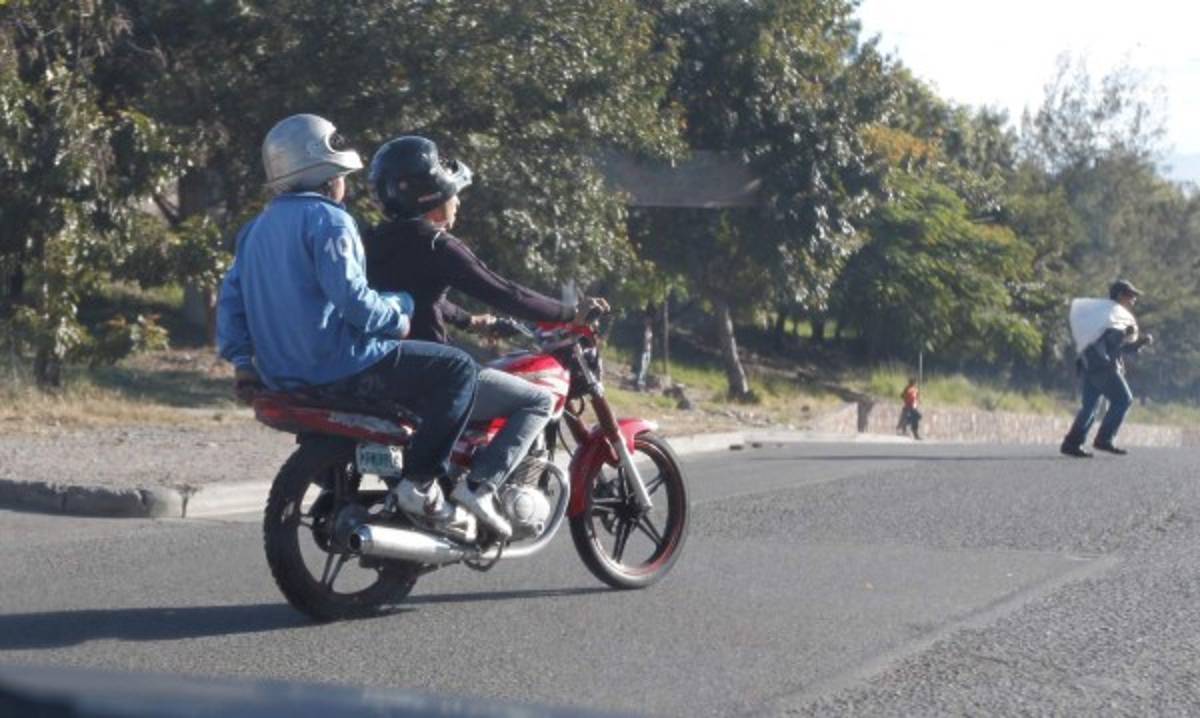 Tránsito prohíbe que viajen tres personas en las motocicletas