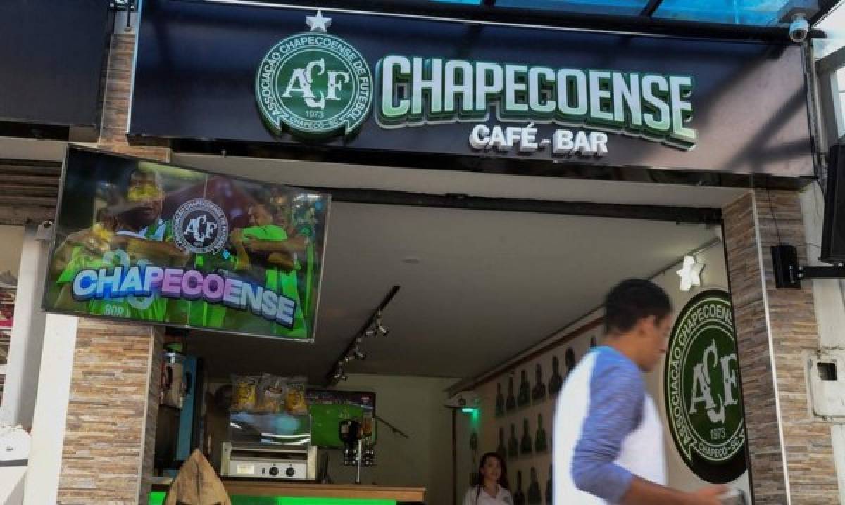 Colombia honra al Chapecoense con un 'café-bar' en Medellín  