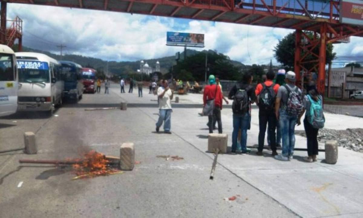 Honduras: Estudiantes del MEU protestan con tomas en el bulevar Suyapa