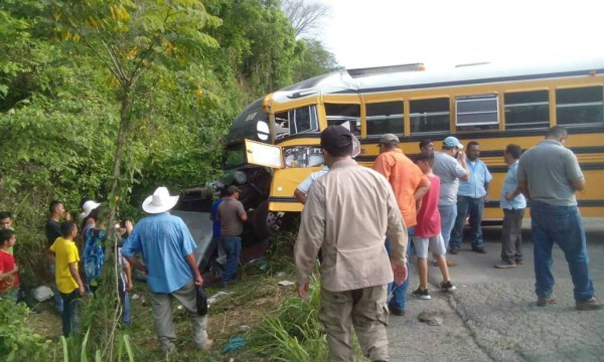 Varios heridos tras colisión entre bus y rastra en Quimistán, Santa Bárbara