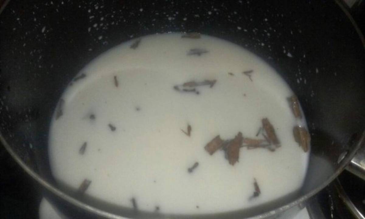 Se pone a hervir la leche con canela, clavos de olor, leche condensada y azúcar al gusto (Foto: El Heraldo Honduras/ Noticias de Honduras)