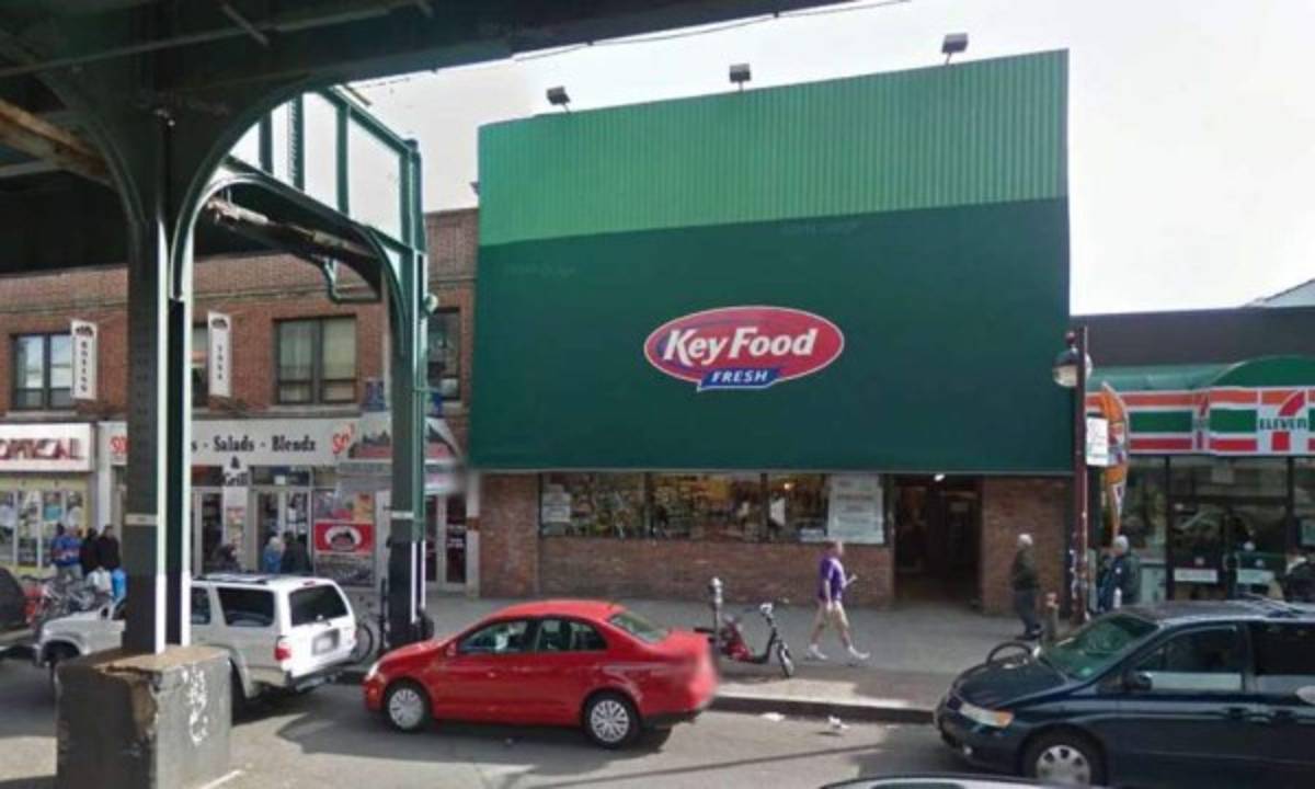 Estadounidense golpea y discrimina a anciana latina de 69 años