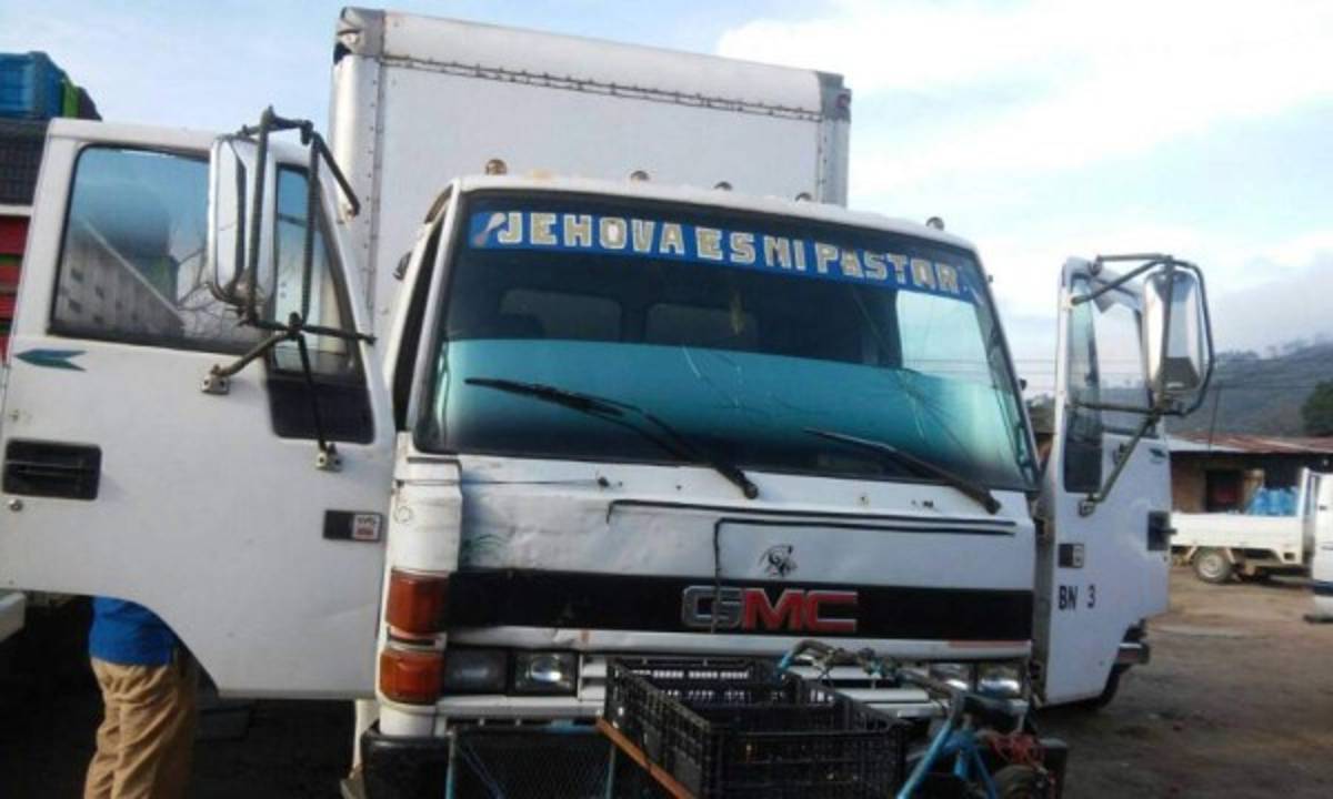 Hallan cuerpo de hombre en descomposición dentro de camión