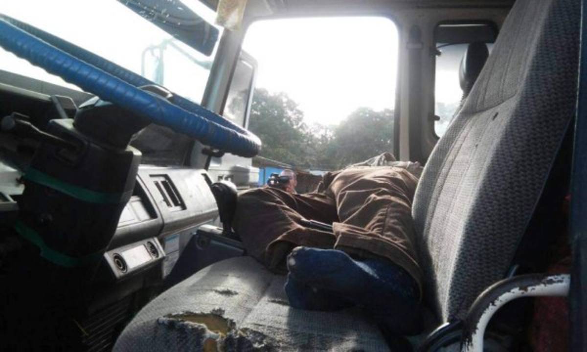 Hallan cuerpo de hombre en descomposición dentro de camión