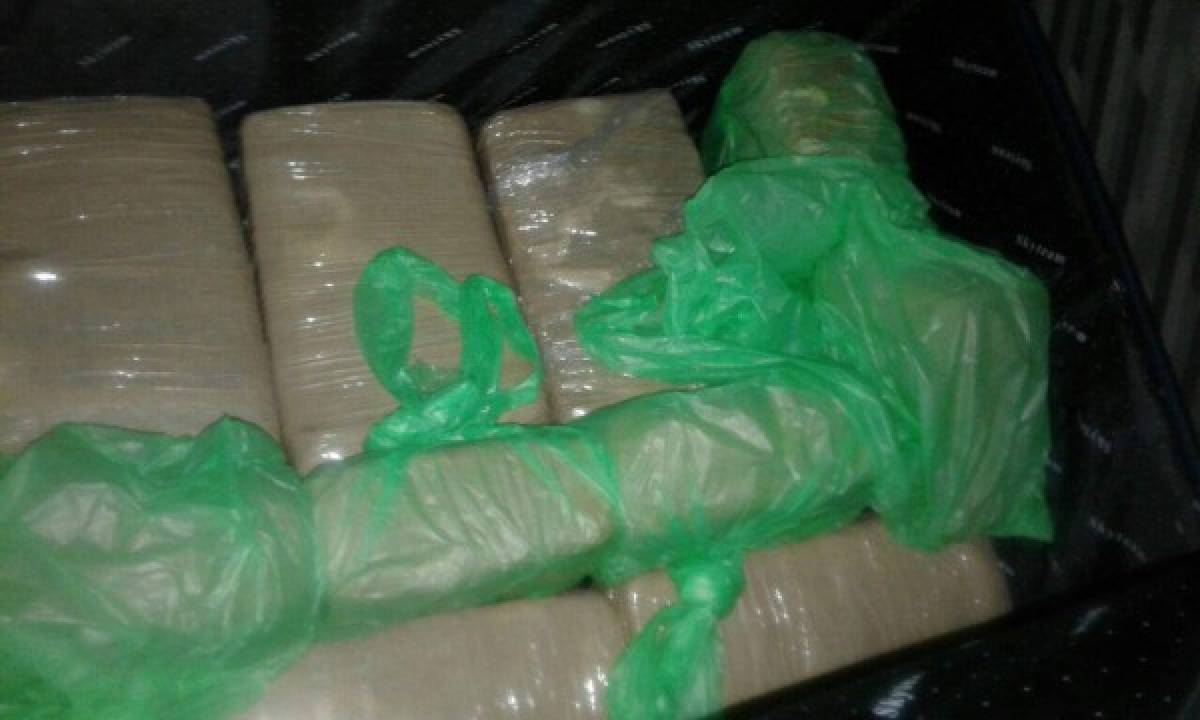 Detienen a dos hondureños en Guatemala por transportar droga en una maleta
