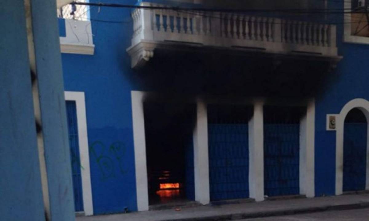 Prende fuego a sede del Partido Nacional en Comayagüela