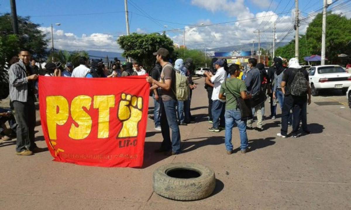 Policía desaloja a manifestantes frente a la UNAH