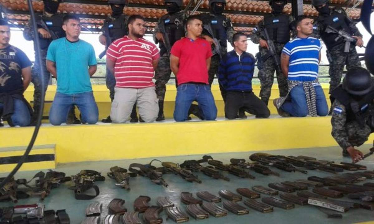 Incautan fusiles y lanzagranadas a sujetos que iban en lancha rápida