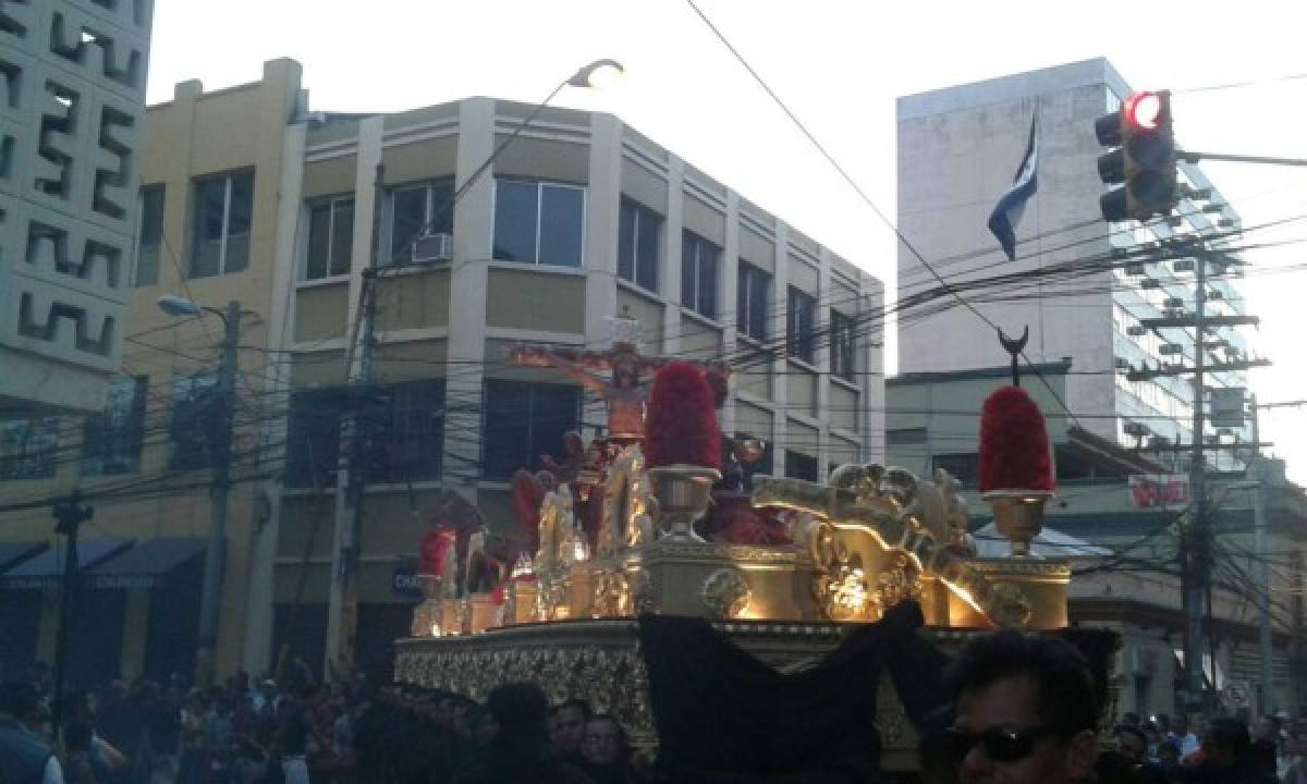 Honduras: Católicos se congregan en procesión del Santo Entierro