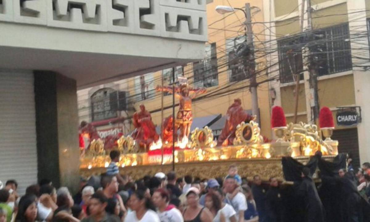 Honduras: Católicos se congregan en procesión del Santo Entierro
